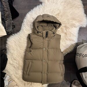 Aritzia super puff vest